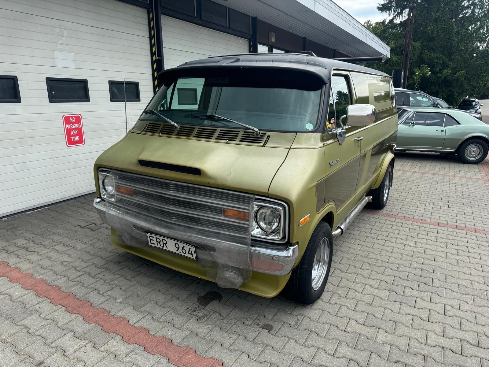 Dodge Tradesman van 200